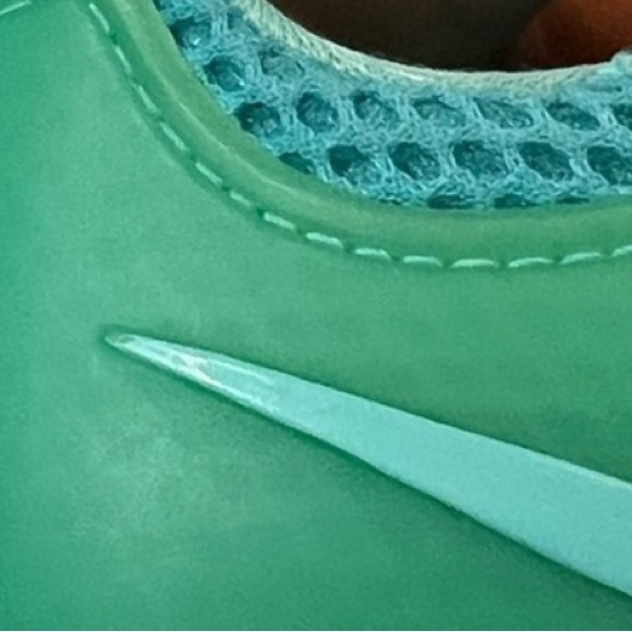 ISO I’M in Search of Nike Womens Darwin 819959-331 Green Running Sneakers Size 8 - Picture 6 of 9